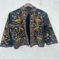 Veste d'hiver artisanale brodée Suzani avec un design bohème TNT, en coton chaud et respirant, avec des détails floraux artistiques