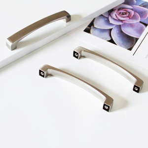 Poignée de meuble moderne en alliage de zinc de qualité supérieure, finition nickel brossé, forme arche, pour cuisine, chambre, tables de nuit et meubles de salle de bain - Product Image 1