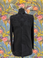 Costume Jodhpuri Imperial Jet Black TR Lachka Base avec motif Cyber Hex Grid, lignes rayonnantes et médaillon 3D codé, pour marié