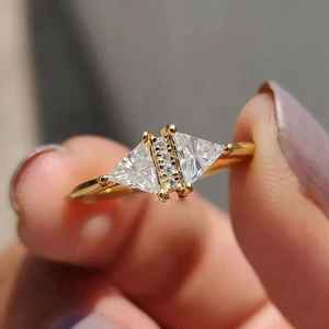 แหวนเพชรทรงสามเหลี่ยมโมอิสซาไนต์สำหรับผู้หญิง เงินแท้ 925 ชุบทอง ดีไซน์พิเศษ ของขวัญเครื่องประดับพรีเมียมสำหรับเธอ - Product Image 1