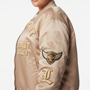 Chaqueta Bomber de Satén al por Mayor con Apliques de Chenilla Personalizados, Chaquetas de Satén para Mujer, Tallas Grandes, Chaquetas de Satén con Cierre para Mujer - Product Image 4