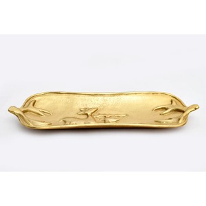 Bandeja de Almacenamiento Rectangular Dorada de Metal con Diseño de Ciervo en Relieve, Estilo Oriental, Acabado Pulido, para Organización de Mesa - Product Image 3