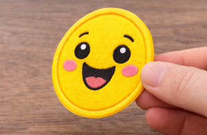 SmileyBud - 100 Parches Bordados con Caras de Dibujos Animados - 10 Colores, 2.5 Pulgadas, Termoadhesivos/Para Coser en Ropa, Bolsos, Gorras y Manualidades - Product Image 3