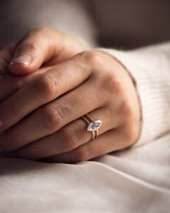 Bague de fiançailles en or pur 14 carats certifiée IGI avec diamant de laboratoire taille marquise, double bande, design unique, bijoux fins - Product Image 6