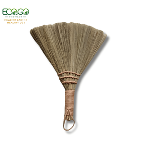 Balai à main rustique bohème de 27 cm en herbe, mini balayette décorative avec manche en rotin tressé, accent décoratif pour la maison, balai à miettes pour bureau - Product Image 1