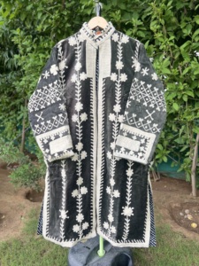 เสื้อแจ็คเก็ตบอมเบอร์ยาวสำหรับผู้หญิง งานถักมือสุดหรู ตกแต่งด้วยงานปักกำมะหยี่ เหมาะสำหรับฤดูหนาว |   เสื้อคอตั้งปักลายดอกไม้สไตล์อินเดีย - Product Image 6