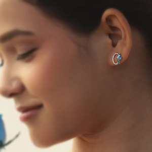 ต่างหูแบบห่วงเปิดประดับเพชร Aqua Leaf Vine พร้อมกรอบประกายระยิบระยับโค้งมน - Product Image 5