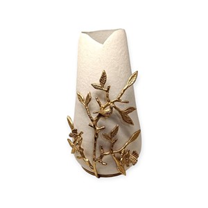 Jarrón de Flores Nórdico de Aluminio Beige con Rama de Pájaro de Metal Dorado, Maceta Texturizada de Lujo para Decoración Moderna de Centro de Mesa - Product Image 1