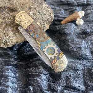 Couteau de camping à lame de décapage de clous en acier Damas composite forgé à la main 78 couches avec manche en cuivre Relief, DIY OEM - Product Image 3