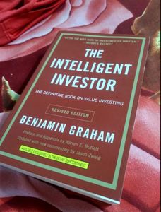El inversor inteligente, edición revisada, libro en tapa blanda de Benjamin Graham, libro sobre inversiones y mercado de valores - Product Image 1