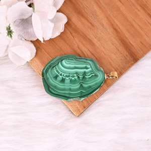Pendentif en malachite naturelle, stalactite, laiton plaqué or, 22,7 g, pierre verte unique - Product Image 3