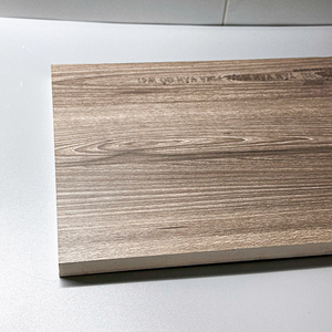 Panneau en mousse PVC à grain de bois décoratif PIMA, haute densité, résistant au feu et aux UV, pour présentoirs intérieurs et étagères de vente au détail - Product Image 2