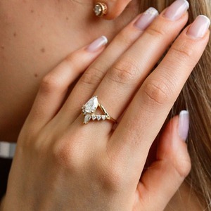 Anillo de compromiso de diamante cultivado en laboratorio de alta gama, corte pera, oro macizo de 14k, con halo y banda pavé, certificado IGI, moderno. - Product Image 5