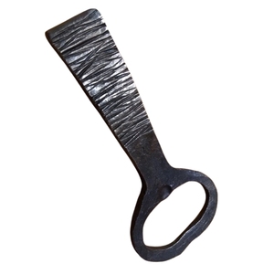 Ouvre-bouteille en fer au design minimaliste élégant, finition thermolaquée, pour la décoration de fêtes, la décoration de bars, ou comme souvenir cadeau. - Product Image 3