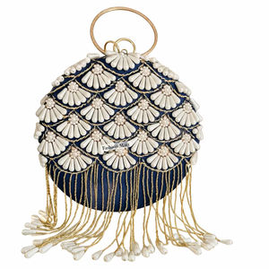 กระเป๋าคลัทช์ทรงกลมลายเปลือกหอยมุกทำมือ พร้อมพู่ห้อยโซ่ทองและหูจับโลหะ - Product Image 1