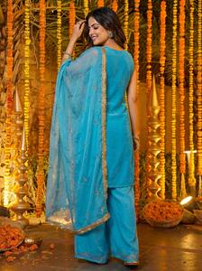 Ensemble Kurta Palazzo brodé bleu ciel de créateur avec dupatta en organza pour femme – Tenue ethnique haut de gamme pour fêtes et événements - Product Image 3