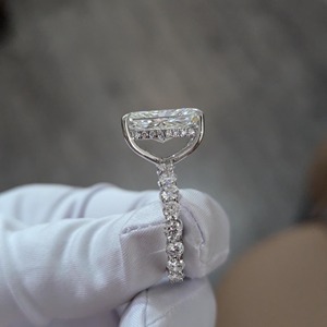 Anillo de Boda con Halo Oculto de Diamantes de Laboratorio con Corte Radiante de 8.00CT en Oro Amarillo de 14K, Certificado IGI, Claridad VVS, Diseño Minimalista - Product Image 3