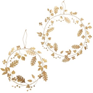 Couronne élégante en métal doré avec des feuilles de chêne détaillées et une corde de suspension en jute, idéale pour la décoration murale festive. - Product Image 3
