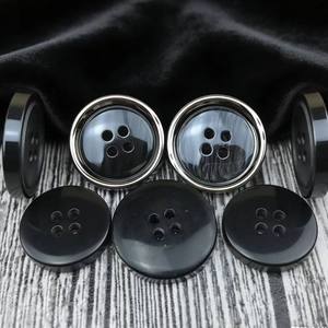 Botón de cuerno negro de búfalo, el más vendido y de mejor calidad, ampliamente utilizado en la confección de alta gama, incluyendo trajes de hombre a medida y abrigos de invierno. - Product Image 4