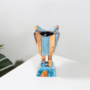 Quemador de Resina Mubkhar con Impresionantes Incrustaciones Azul Cielo Fusionadas con Copa de Metal Negro y Detalles de Madera Natural para Uso con Fragancias - Product Image 1