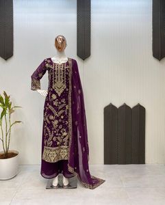 Elegante conjunto pakistaní de georgette con bordado de lentejuelas y encaje Samosa en ambos lados, de Timeless Grace & Sophistication - Product Image 2