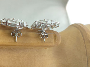 Boucles d'oreilles en diamant taille marquise en or blanc, au design élégant et raffiné, avec un éclat brillant et un attrait de luxe moderne et raffiné. - Product Image 3