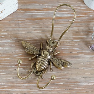 Porte-manteau mural double crochet en métal au design classique, robuste et pratique - Product Image 3