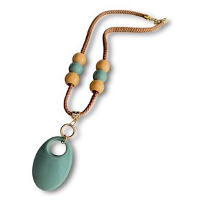 Collier en résine de design contemporain fait à la main par des artisans qualifiés RR ENTERPRISES Inde Accessoires de mode modernes pour femmes - Product Image 1