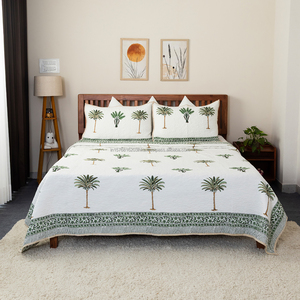 Juego de Edredón Acolchado Ligero de Algodón con Estampado a Mano Green Palm Grove, con 2 Fundas de Almohada, Cubrecama Reversible para Decoración - Product Image 1