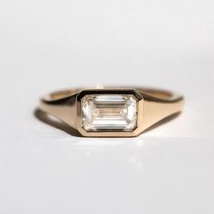 Bague de fiançailles en diamant de laboratoire taille émeraude moderne sertie d'une lunette en or massif, bijoux de mariée délicats et minimalistes - Product Image 1