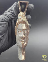 Colgante de Lujo con Diseño de Busto de Reina y Corona en Acabado Dorado de Alto Brillo, Joyería de Plata 925