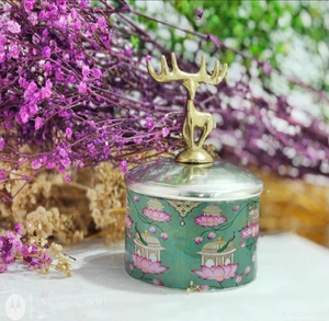 Pot de rangement en céramique bleue avec motif du Dieu Ganesha, couvercle à bord blanc et bouton en cristal, disponible à prix de gros. - Product Image 4