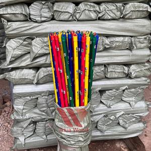Palo de escoba recto de madera de eucalipto colorido Flor de Vietnam al por mayor 120cm de longitud mango recubierto de PVC de colores palo de fregona de plástico - Product Image 5