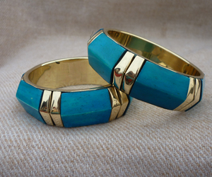 กำไลทองเหลืองและเรซิ่นทำมือ – กำไลข้อมือดีไซน์โดดเด่นพร้อมการฝังเรซิ่นสีฟ้าครามและแผ่นทองเหลืองสีทอง เครื่องประดับวินเทจขายส่ง - Product Image 4