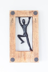 Sculpture murale artisanale en bois de manguier avec figurine abstraite d'homme grimpant, décoration artistique rustique moderne pour la maison - Product Image 2