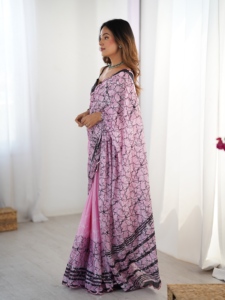 Sari en polyester imprimé numérique rose et noir élégant avec bordure en dentelle miroir pour femme, idéal pour les mariages, coupe classique, longueur ras du sol - Product Image 3