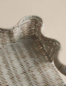 Plateau décoratif élégant en jonc de mer naturel tressé à la main avec bords ondulés, organisateur de présentation rustique et minimaliste pour table basse et table à manger - Product Image 4