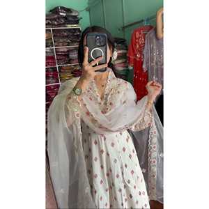 Magnifique ensemble Anarkali avec dupatta et basse jupe en tissu chiffon - Product Image 4