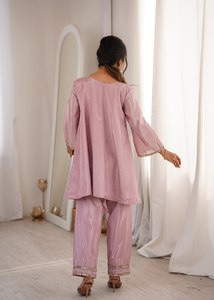 ชุดเซ็ต Antra Lifestyle สีชมพู ผ้าไหม ซัลวาร์ คามีซ ประดับกระจก ลูกไม้ แห้งเร็ว เสื้อคุर्ติสั้น กางเกงขายาว ทรงปกติ สไตล์อินเดียสมัยใหม่ - Product Image 2