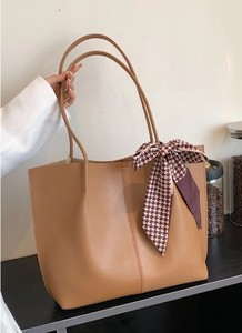 Selección de Bolsos de Mano para Mujer de Estilo Moderno, Hechos de Cuero de Alta Calidad y Disponibles en Diseños Casuales - Product Image 2