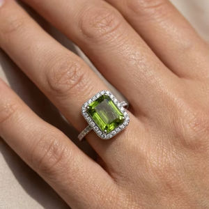 Anillo de Compromiso para Hombre Estilo Vintage Dorado con Granate de Corte Ovalado y Halo de Diamantes - Product Image 4