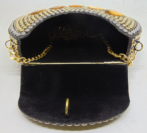 Sacs à main en résine dorée en forme de bijou, en métal, pour soirée, mariage, avec chaîne bandoulière -lowellcraft.com BRC06496 - Product Image 2