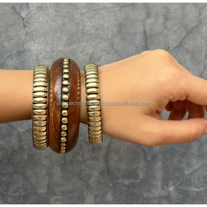 Bracelet en bois poli fait main, forme rectangulaire avec clous en laiton, finition naturelle, pour femme, accessoire de mode ethnique, artisanat en bois - Product Image 4