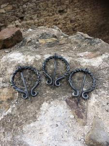 Broche de tela/almohadilla personalizado hecho a mano de hierro forjado retorcido, estilo penannular medieval vikingo antiguo - Product Image 3