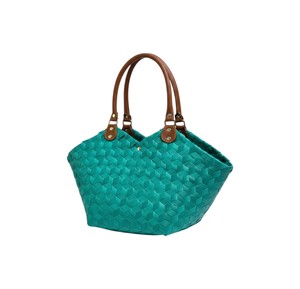 Sac fourre-tout élégant en cuir marron avec poignée tressée en plastique et sac fait main, sac de plage chic pour femme en bleu sarcelle festonné - Product Image 1