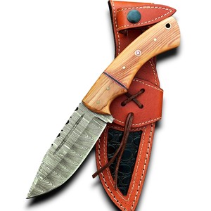 Cuchillo Táctico EDC Skinner de Acero Forjado de Damasco con Espiga Completa y Punta Caída para Caza y Camping al Aire Libre, Mango de Madera de Olivo, Cuero, DIY, ODM - Product Image 1