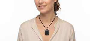 Collar al por mayor de turmalina negra natural hecha a mano con colgante de cristal rectangular envuelto en alambre y cordón negro espiritual - Product Image 4