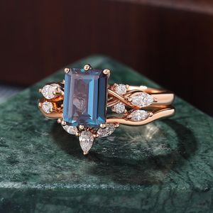 Anillo de Compromiso con Alejandrita de Corte Esmeralda, Anillo de Boda Vintage de Oro Rosa con Moissanita - Product Image 1