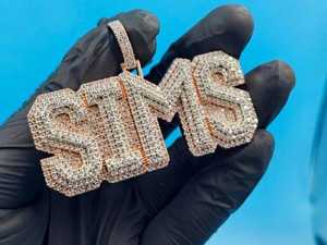 จี้ฮิปฮอปแบบสองสีสั่งทำพิเศษประดับเพชรโมอิสซาไนต์ VVS เงินแท้ 925 พร้อมจี้ตัวอักษรชื่อสำหรับเป็นของขวัญวันเกิด - Product Image 3