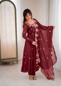 Ensemble de robe Anarkali élégante en soie brodée avec dupatta - Product Image 3